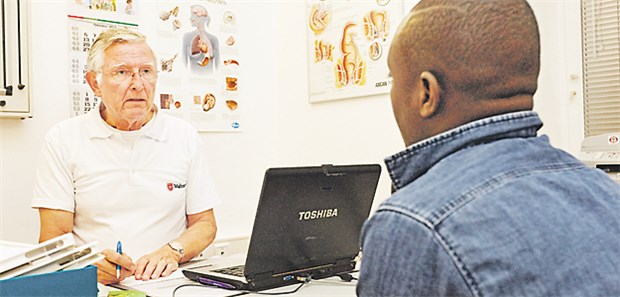 Breites Spektrum an Erkrankungen Viele Kollegen - wie hier Detlev Niebuhr von der Malteser-Migranten-Medizin aus Hamburg - engagieren sich ehrenamtlich für die medizinische Versorgung der mehr als eine Million Flüchtlinge in Deutschland.
