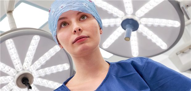 Viele Medinzinstudierende arbeiten schon während des Studiums in Krankenhäusern, lernen von müden Mentoren, übernehmen Verantwortung in unterbesetzten Teams und fragen sich: Will ich das mein Leben lang machen?