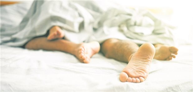Füße im Bett