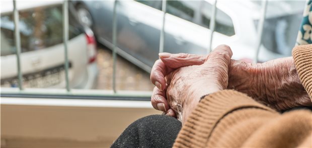 Viele Menschen haben über lange Zeit hinweg kaum einen Ansprechpartner. Doch was tun gegen die Einsamkeit? (Symbolbild)
