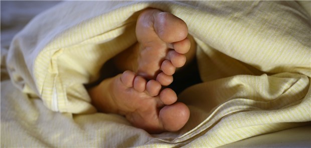 Zeitumstellung macht Frauen besonders zu schaffen Viele Menschen klagen darüber, dass sie nach der Zeitumstellung nachts schlechter durchschlafen oder morgens schwerer aus dem Bett kommen.