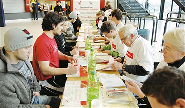 "Wir verbinden Menschen, um Leben zu retten" Viele Menschen machen mit: Typisierungsaktion der DKMS in Düsseldorf.