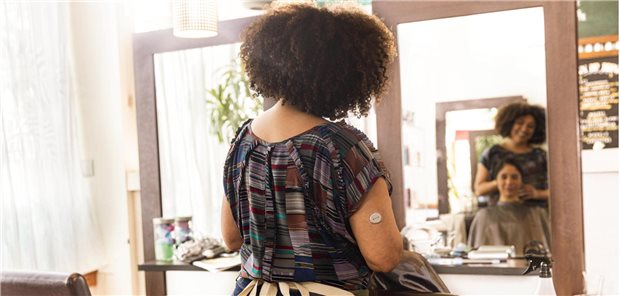 Viele Menschen mit Diabetes kontrollieren bereits mit einem CGM-Sensor ihre Glukosewerte.  Dexcom