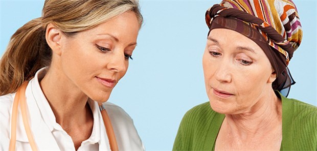 Konventionelle plus komplementäre Medizin bei Krebs – Hier hakt's Viele Onkologen und Hausärzte spsrechen das Thema Komplementärmedizin nur auf Nachfrage ihrer Patienten an.