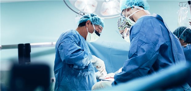 Viele Operateure fürchten durch Kostendruck beim Umgang mit Materialien und Implantaten ein Zweiklassengesellschaft in der Medizin.