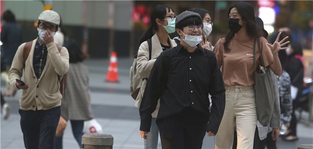FDP setzt Koalition wegen Taiwan unter Druck Viele Passanten tragen Mundschutz: Eine Straßenszene aus Taiwans Hauptstadt Taipei am Dienstag.