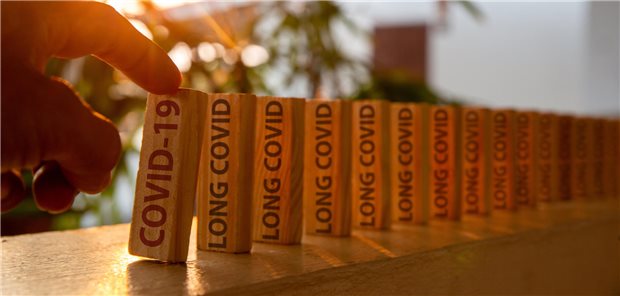 Dominosteine mit der Aufschrift "COVID-19"