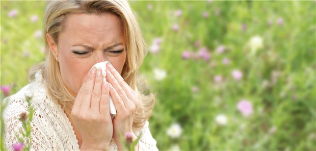 Allergologische Patienten in der Primärversorgung Viele Patienten in der Primärversorgung stellen sich auch mit allergologischen Beschwerden wie Heuschnupfen vor. Grundzüge der allergologischen Diagnostik sollten alle Hausärzte und Hausärztinnen beherrschen. (Symbolbild)