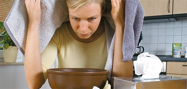 Viel heiße Luft! Viele Patienten rücken einer Erkältung durch Inhalieren von Wasserdampf zu Leibe; die eingeatmete Luft sollte jedoch heiß genug sein.