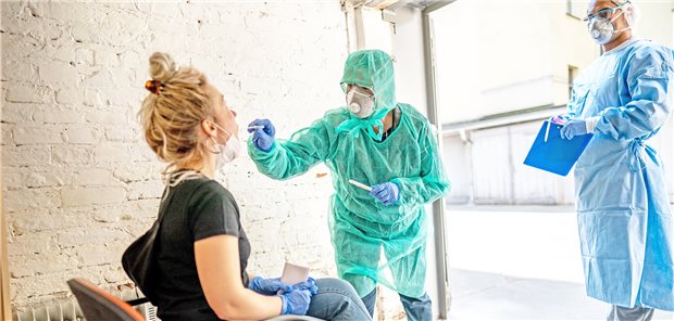 In einer Garage im Hinterhof einer Praxis in Berlin werden SARS-CoV-2-Tests durchgeführt.