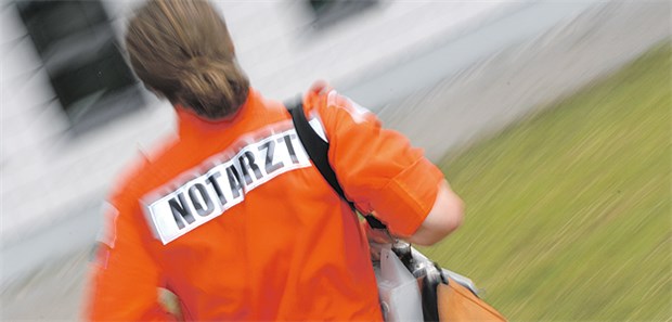 Viele Rettungsärzte arbeiten selbstständig auf Honorarbasis. Die Rentenversicherung will die Selbständigkeit nicht anerkennen und fordert Beiträge ein.