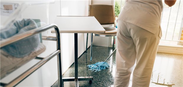 Servicekräfte an drei bayerischen Unikliniken streiken Viele Servicekräfte, die bei Tochterunternehmen der drei Unikliniken angestellt sind, verdienen weniger als die direkt bei den Häusern beschäftigten Mitarbeiter.