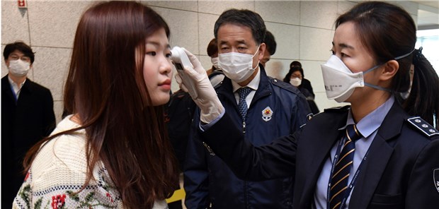 Das neue Coronavirus breitet sich weiter aus Viele Staaten wappnen sich: Eine Quarantänebeamtin überprüft die Körpertemperatur eines Passagiers am Internationalen Flughafen Incheon in Südkorea.