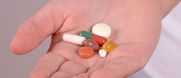 Schwer krank schon mit 40 Viele Tabletten und Kapseln, die tagtäglich eingenommen werden müssen: eine sichtbare Folge der Multimorbidität.