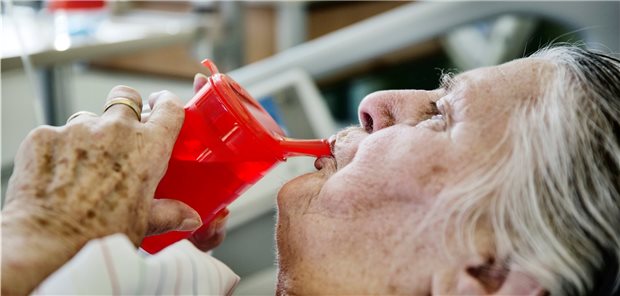 Viele ältere Menschen haben wegen einer neurologischen Erkrankung Probleme mit dem Schlucken. 