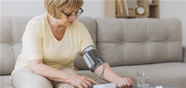 Ältere Frau misst ihren Blutdruck