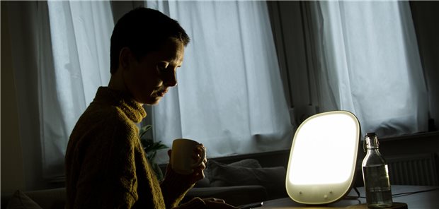 Viele akut oder ehemals Betroffene einer Winterdepression setzen auf die Lichttherapie. Der IGeL-Monitor hat diese Selbstzahlerleistung unter die Lupe genommen.