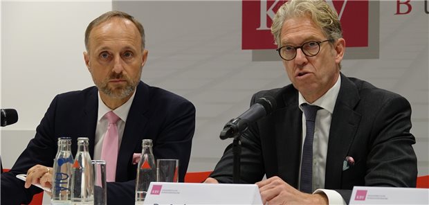 KBV warnt vor Zuschnappen der Versorgungsfalle Viele dringend notwendige Behandlungen werden derzeit vernachlässigt, kritisieren der KBV-Vorstandsvorsitzende Dr. Andreas Gassen (r.) und KBV-Vize Dr. Stephan Hofmeister.