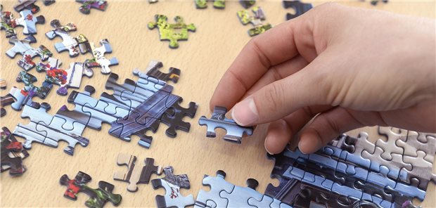 „Cave-Syndrom“: Das Post-COVID-Sozialleben Person puzzlet.