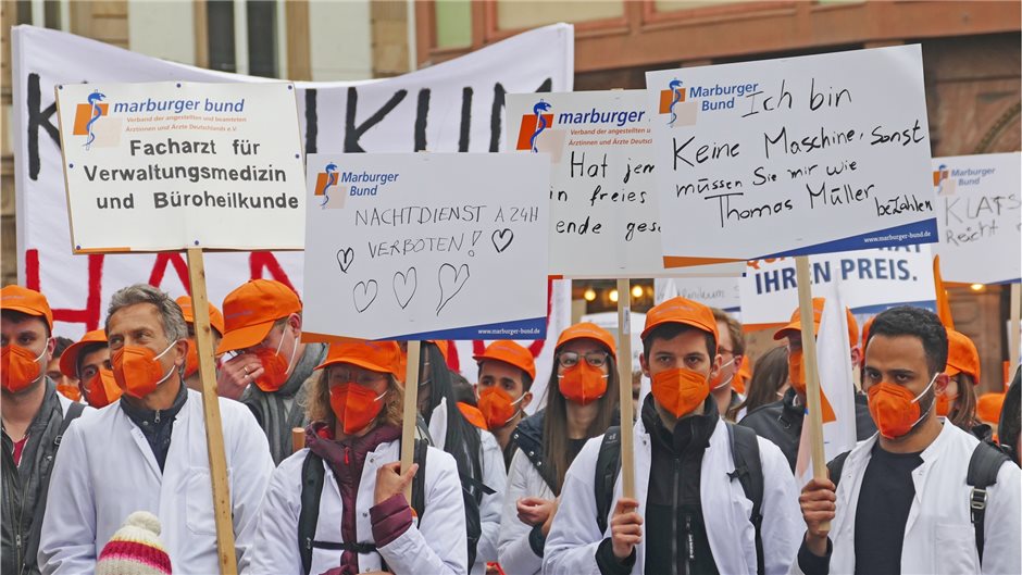 Viele junge Ärzte nehmen an der Kundgebung in Frankfurt teil. 