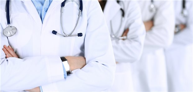 Viele junge Ärztinnen und Ärzte wählen die Anstellung als Einstieg in die Praxiswelt. Das heißt aber nicht, dass sie nicht irgendwann doch Praxischefin oder -chef werden.