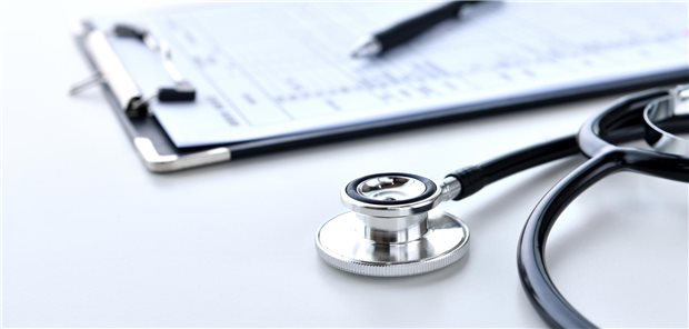 Stethoskop neben einem Block mit Stift