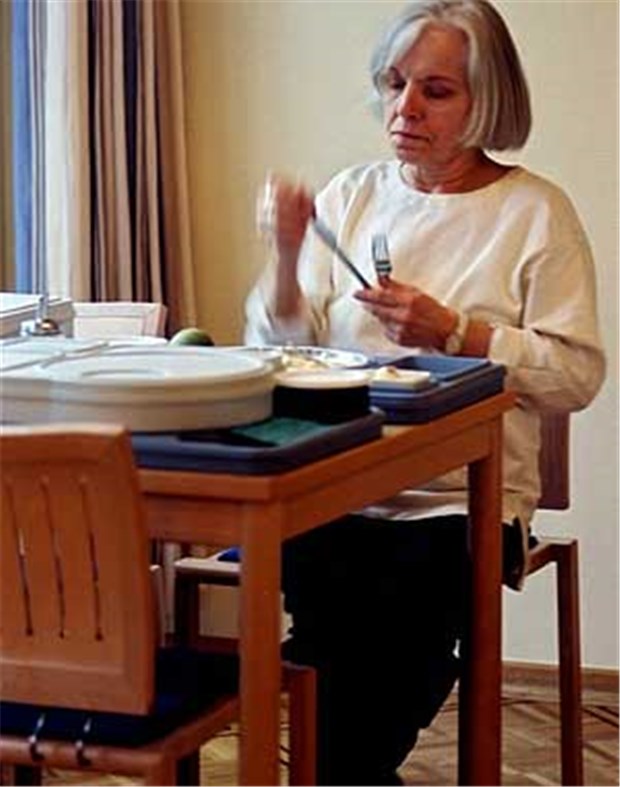 Parkinson bekannter machen Vielen Parkinson-Patienten fallen alltägliche Dinge wie Essen schwerer als vor der Erkrankung.