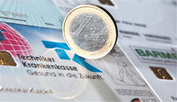Der Gesundheitsfonds steckt tief in der Kreide Vielen Versicherten drohen ab 2010 Zusatzbeiträge, weil den Kassen die Einnahmen wegbrechen.
