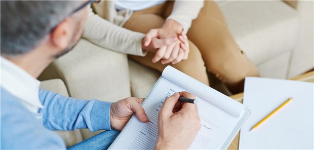 Vielerorts lässt sich die Nachfrage nach Psychotherapie kaum decken. Trotzdem soll das EBM-Honorar ambulanter Leistungserbringer sinken – eigentlich paradox.