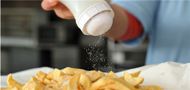 Vielleicht nur ein bisschen, lieber mal etwas weniger oder am besten gar nicht salzen: Ein guter Tipp für Rheuma-Patienten.