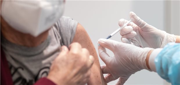 Vier Impfstoffe sind in der EU gegen COVID-19 zugelassen. Sie alle schützen in hohem Maße vor Ansteckung und Erkrankung und senken das Transmissionsrisiko.