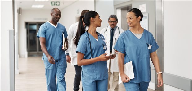 Klinikum Bielefeld weitet Vier-Tage-Woche für Pflegekräfte aus Vier-Tage-Arbeitswoche in der Pflege: Das Klinikum Bielefeld zieht eine positive Bilanz des Pilotprojekts und weitet das Arbeitsmodell auf weitere Stationen aus. (Symbolbild mit Fotomodellen)