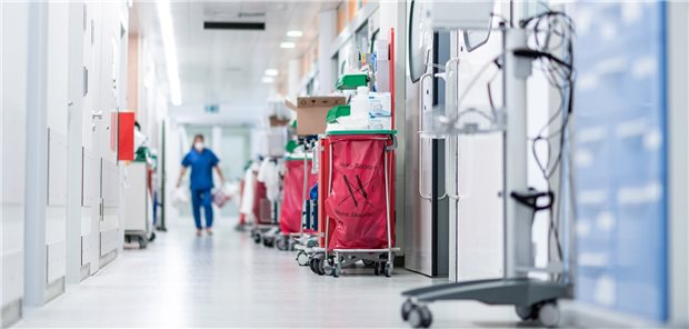 Kliniklobby schlägt Alarm Vier von fünf deutschen Kliniken haben Probleme, offene Pflegestellen auf ihren Allgemein- und Intensivstationen zu besetzen, berichtet die DKG.