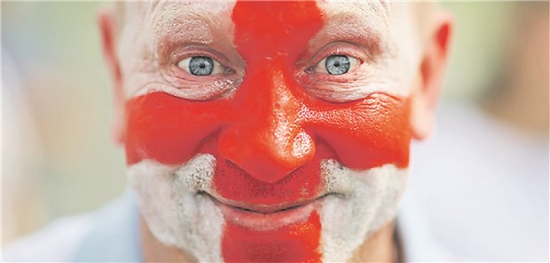 Football‘s coming home Viertelfinale gegen Schweden: Ein britischer Fan freut sich sichtlich über den Sieg der „Three Lions“. Nun geht es darum, Kroatien im Halbfinale zu schlagen.