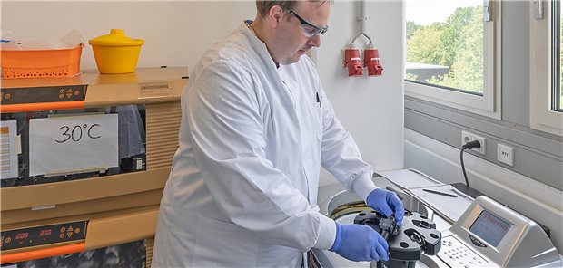 Den Coronaviren die Eingangstür versperren Virenforscher Markus Hoffmann bei seiner Arbeit im Labor.