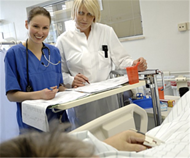 Schmerzen stehen oft im Abseits Visite am Krankenbett: Auch nach Schmerzen fragen.