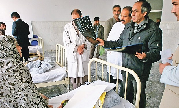 "Als Arzt kann ich in Afghanistan besser helfen" Visite in einem Krankenhaus in Kabul: Zwei Mal im Jahr fährt der Chirurg Azim Mosafer (rechts) an den Hindukusch.