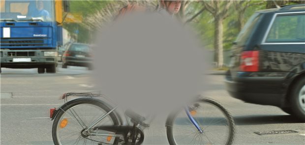 Visusverlust, erhöhte Blendempfindlichkeit können unter anderem auf eine beginnende Makuladegeneration hinweisen. Im fortgeschritten Stadium kommt es zum Verlust des zentralen Sehens. (Illustration)