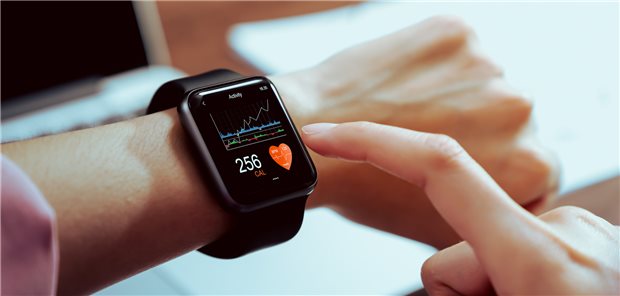 „Auch Smartwatches könnten mit Schrittmachern interferieren“ Vitalparameter mittels einer Smart Watch überprüfen: Einige Geräte nutzen dazu Bioimpedanz-Messungen, die möglicherweise die Funktion von Herzschrittmachern stören könnte.