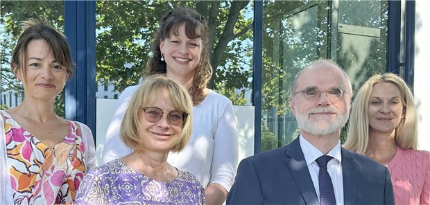 Erster Weiterbildungsverbund Psychiatrie in Rheinland-Pfalz am Start (V.l.:) Susanne Berger und Dr. Christel Werner, Fachärztinnen für Psychiatrie und Psychotherapie mit eigener Praxis in Mutterstadt, Dr. Freia Schneeweiß, Ärztin in Weiterbildung (hinten), Dr. Matthias Münch, Chefarzt der Abteilung für Psychiatrie und Psychotherapie an der Stadtklinik Frankenthal, und Dr. Nadja Moreno, Leiterin der Abteilung Sicherstellung der KV RLP, freuen sich über den Start des ersten Weiterbildungsverbundes Psychiatrie in Rheinland-Pfalz.
