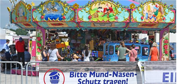 Das neue Normal nach der Corona-Pandemie Karrussel auf dem Volksfest