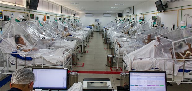 Voll belegte Intensivstation mit COVID-19-Patienten in Brasilien: Was, wenn hierzulande Ärzte triagieren müssen? Die Strafrechtsprofessorin Elisa Hoven macht Ärzten Mut zur Entscheidung.