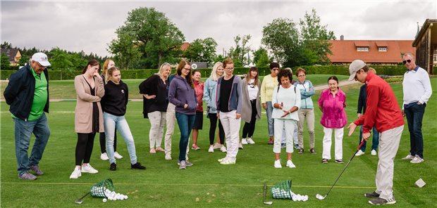 Voll motiviert vor dem ersten Abschlag: Golflehrer Tim erklärt den Anfängern, wie der Schläger korrekt gehalten wird.
