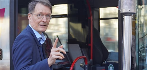 Das ist Lauterbachs Reform-Fahrplan bis Silvester Volle Fahrt voraus! Bundesgesundheitsminister Professor Karl Lauterbach will Zug in seine Vorhaben bringen.