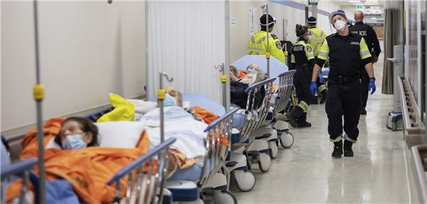 Volle Notaufnahme in Toronto, Kanada im Januar: Hierzulande will die Bundesregierung Diskriminierung bei der Zuteilung von Intensivkapazitäten per Gesetz verbieten.