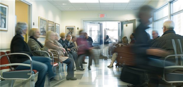 Volle Notaufnahmen in den Kliniken können für Verdruss sorgen. Angriffe auf Ärzte und Pflegepersonal nehmen dort zu.