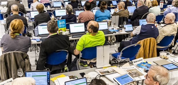 Volle Ränge im Plenum des 127. Deutschen Ärztetages: Die 250 Delegierten zeigten sich motiviert und meinungsfreudig - auch noch am vierten Tag.
