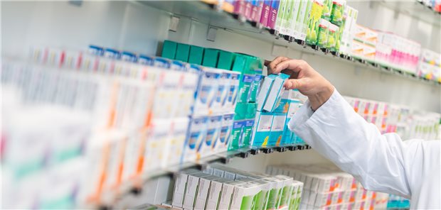 BKK-Dachverband fordert Frühwarnsystem gegen Lieferengpässe bei Arzneimitteln Volle Regale sind in Apotheken derzeit keine Selbstverständlichkeit: Vor allem bei Fiebersäften für Kinder, Krebsmedikamenten und Blutdrucksenkern kommt es zu Lieferengpässen.
