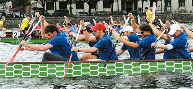 Unermüdlicher Einsatz für HIV-infizierte Kinder Voller Einsatz: Ex-Tennis-Star Michael Stich (l.) paddelt beim Drachenboot Cup seiner Stiftung in Hamburg.