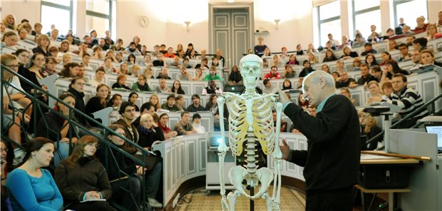 Voller Hörsaal in der Martin-Luther-Universität Halle-Wittenberg: Drei von vier Umfrageteilnehmern zeigen sich besorgt über einen Mangel an Medizinstudienplätzen.